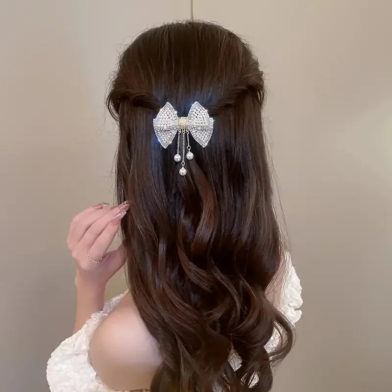 Presilha Elegante Feminina com Pérolas, Strass e Tassel – Acessório de Cabelo Primavera