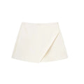 Shorts feminino estilo saia (skort) ideal para looks casuais, fashion e office lady  Disponível em cores clássicas: branco, bege, preto e cáqui  Confeccionado para proporcionar conforto e elegância durante o dia a dia