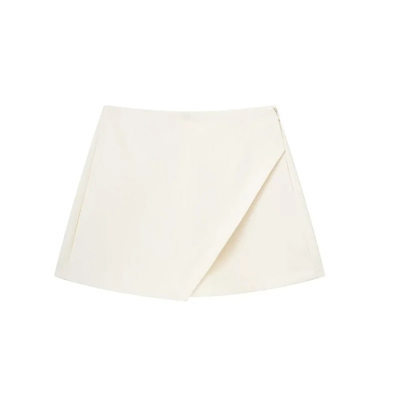 Shorts feminino estilo saia (skort) ideal para looks casuais, fashion e office lady  Disponível em cores clássicas: branco, bege, preto e cáqui  Confeccionado para proporcionar conforto e elegância durante o dia a dia