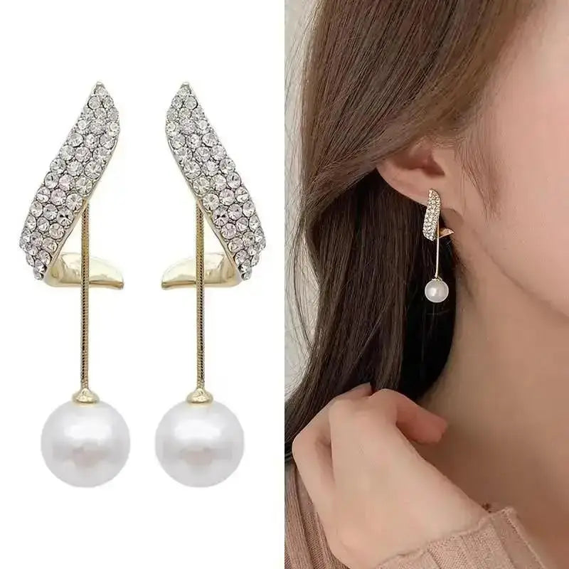 Elegantes brincos femininos com agulha em prata 925, pérolas delicadas e tassel moderno, com detalhes em zircônia. Tendência de moda coreana, perfeitos para complementar looks sofisticados e ocasiões especiais com luxo e brilho.