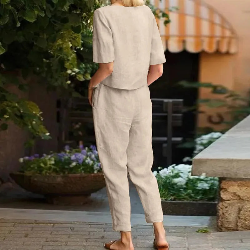 Conjunto elegante e confortável para o verão 2024, composto por blusa de manga curta com decote redondo e calça pantalona com cintura elástica e amarração. Estilo retrô moderno, ideal para looks casuais