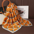 Acessório fashion e versátil em cetim macio, ideal como lenço de pescoço, echarpe, hijab, faixa de cabelo, bandana ou detalhe decorativo em bolsas. Elegância e estilo em qualquer ocasião.
