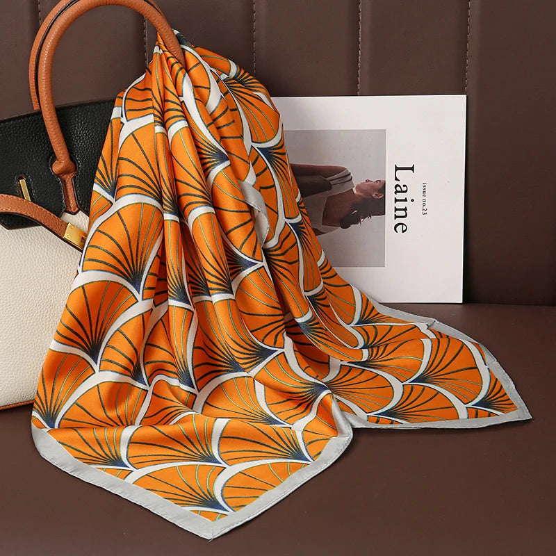 Acessório fashion e versátil em cetim macio, ideal como lenço de pescoço, echarpe, hijab, faixa de cabelo, bandana ou detalhe decorativo em bolsas. Elegância e estilo em qualquer ocasião.