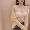 Blusa feminina elegante em renda e tule transparente, com gola alta (turtleneck) e mangas longas. Modelo justo e moderno, perfeito para looks casuais ou para sobreposição em composições sofisticadas