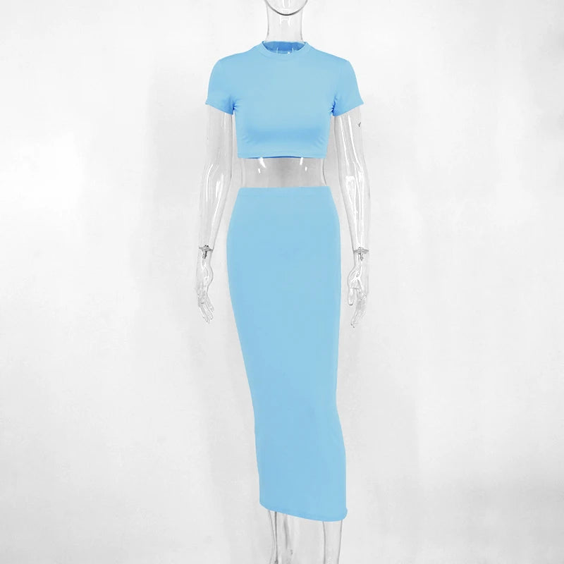 Conjunto feminino moderno e versátil, perfeito para festas, streetwear ou encontros casuais. Inclui cropped de manga curta com decote redondo