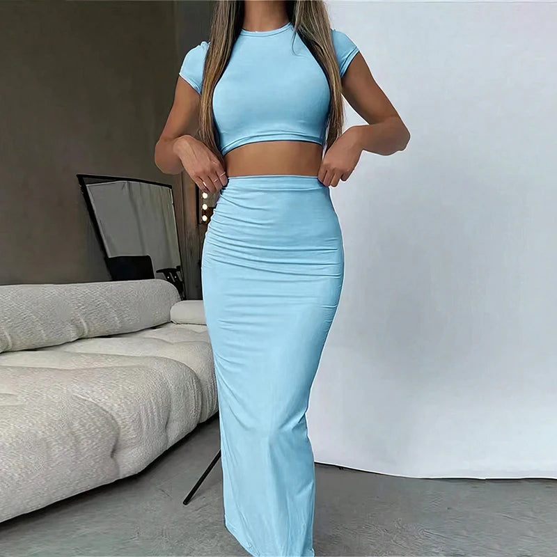 Conjunto feminino moderno e versátil, perfeito para festas, streetwear ou encontros casuais. Inclui cropped de manga curta com decote redondo