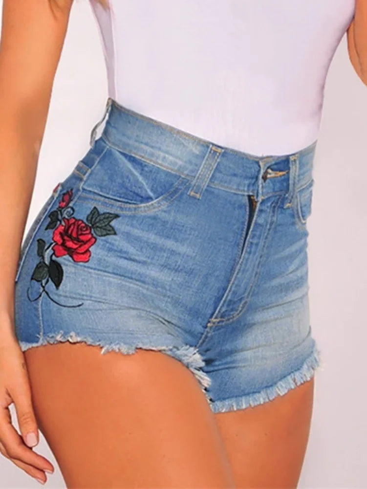 Detalhes bordados exclusivos e acabamento raw edge (barra crua) para um visual moderno e despojado  Modelagem slim fit que valoriza a silhueta feminina  Confeccionado em denim elástico de alta qualidade, confortável e flexível