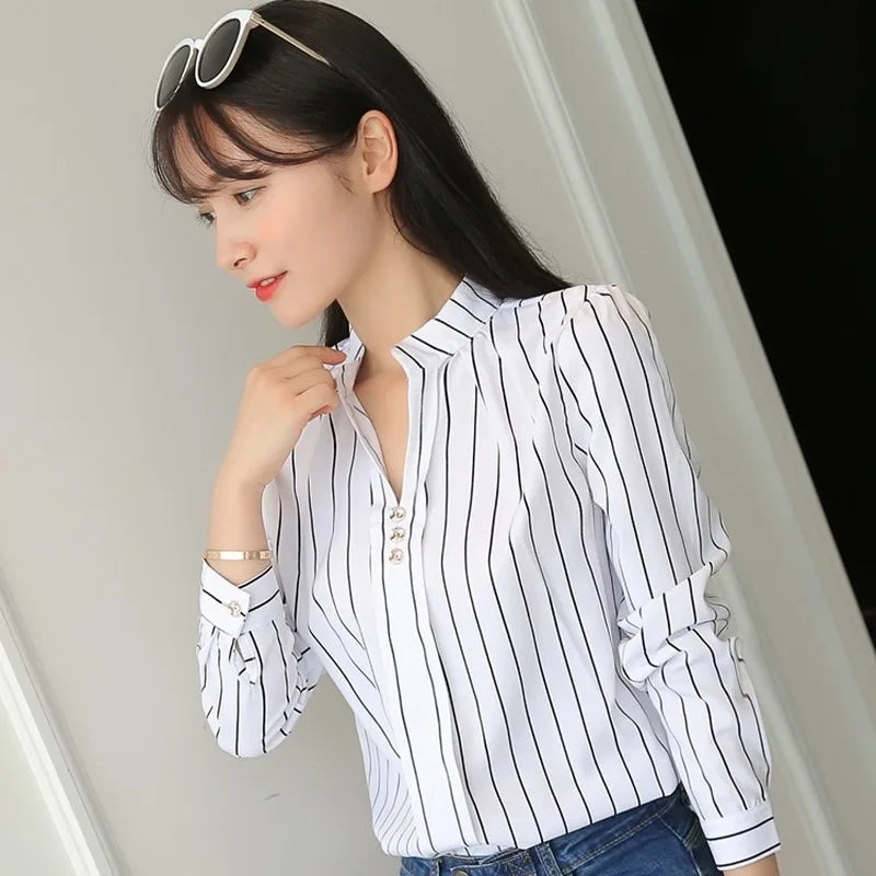 Blusa feminina elegante em tecido leve, com estampa listrada e mangas longas. Corte slim fit, perfeita para o escritório, reuniões ou looks casuais-chiques.