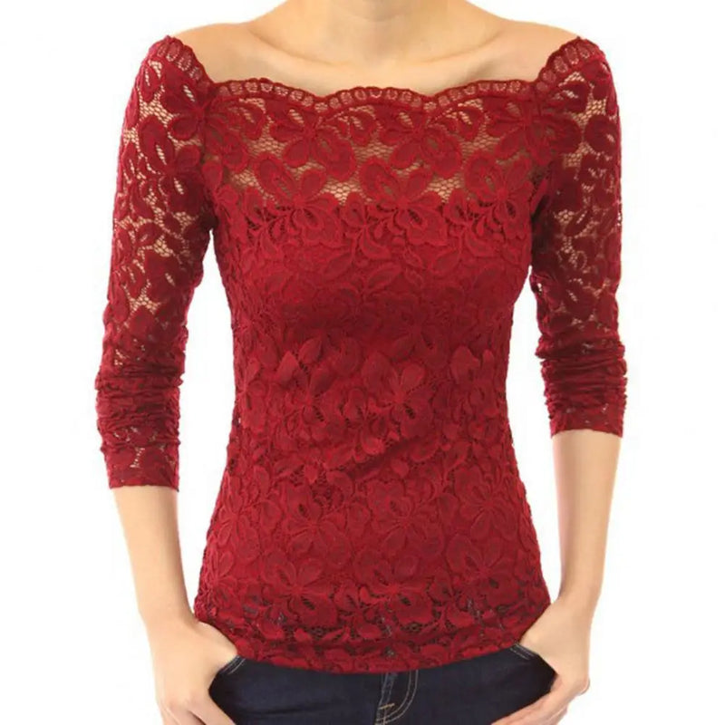 Blusa feminina sofisticada, perfeita para o dia a dia ou para o trabalho. Possui gola assimétrica e detalhes em renda bordada que adicionam um toque elegante