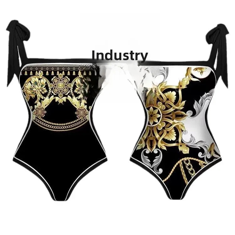 Biquíni feminino inspirado no estilo retro, perfeito para arrasar na piscina ou na praia. Disponível em versão maiô ou conjunto de 2 peças, com estampa posicionada e amarração ajustável na cintura que valoriza a silhueta