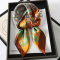 Lenço sofisticado em seda macia, ideal para usar no pescoço, como faixa de cabelo, bandana, hijab de praia, foulard ou acessório de bolsa. Um toque elegante e versátil que transforma qualquer look.