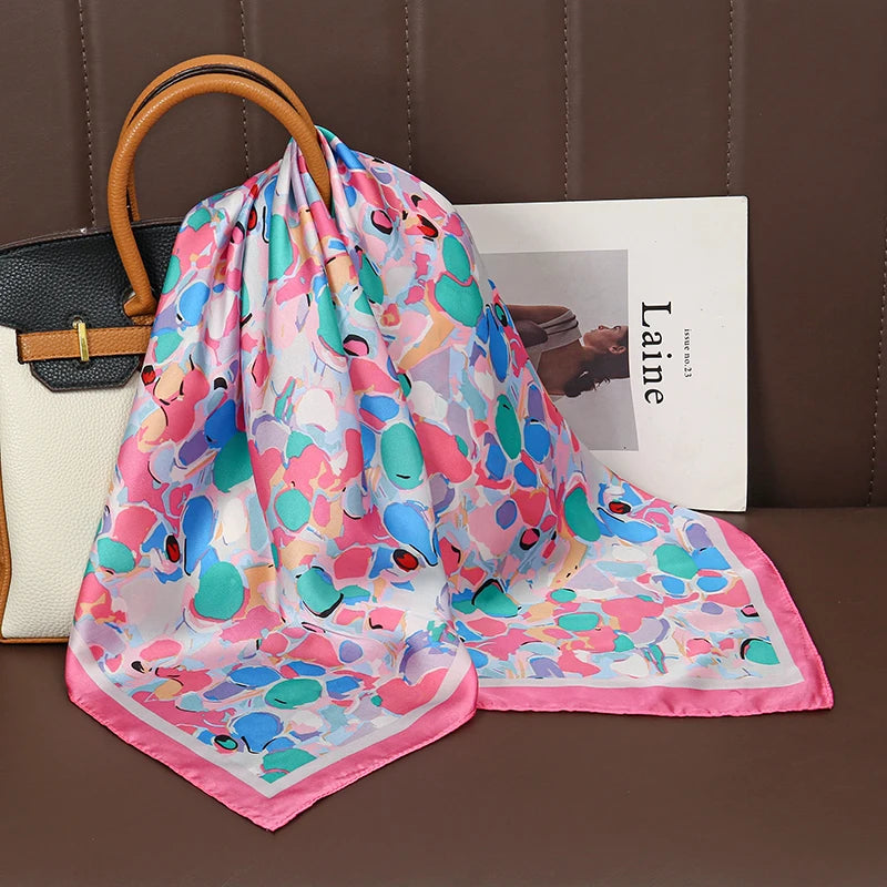Acessório fashion e versátil em cetim macio, ideal como lenço de pescoço, echarpe, hijab, faixa de cabelo, bandana ou detalhe decorativo em bolsas. Elegância e estilo em qualquer ocasião.