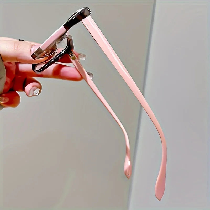 Óculos de leitura femininos com design elegante “cat eye” e bloco de cores moderno. Protege contra luz azul, ideal para uso prolongado em frente a telas de computador e dispositivos móveis.