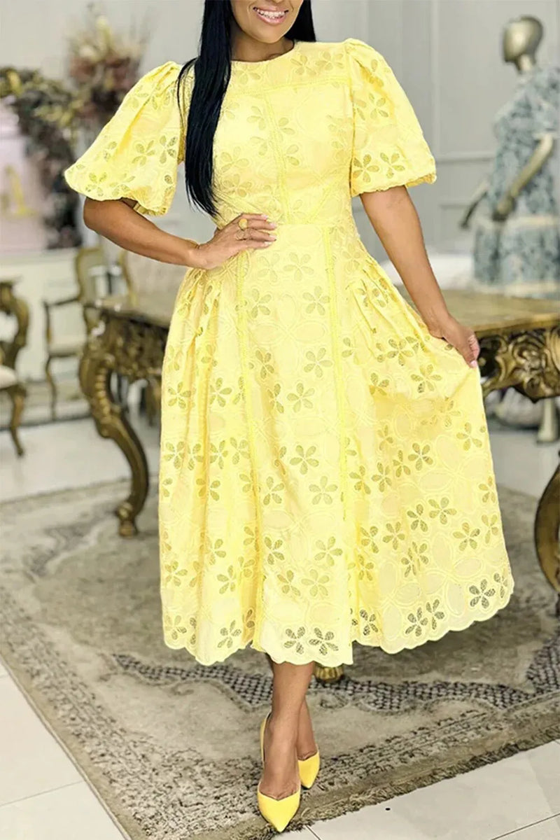 Vestido Midi de Renda Elegante Plus Size – Ideal para convidadas de casamento, em tom amarelo sofisticado, com decote redondo, mangas curtas e delicados recortes que valorizam a silhueta.