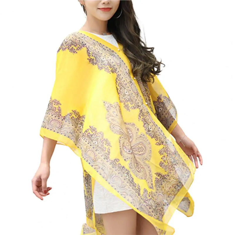Lenço/chal feminino elegante, estampado com design de caju e detalhes em contas, perfeito como saída de praia ou cobertura leve para viagens